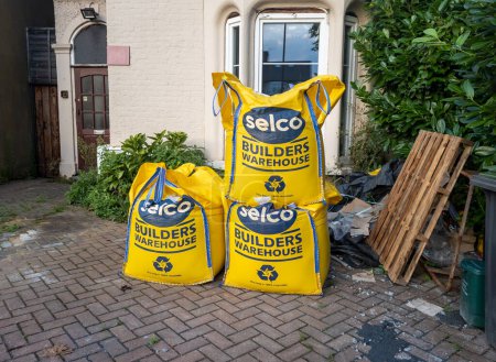 Téléchargez les photos : Londres. UK 09.02.2023. Grands sacs de matériaux de construction livrés à l'extérieur de la cour avant d'une maison par le marchand Selco. - en image libre de droit