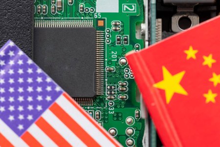 Téléchargez les photos : Un conflit technologique, un concept de concurrence avec les drapeaux américain et chinois sur un circuit imprimé à semi-conducteurs. - en image libre de droit