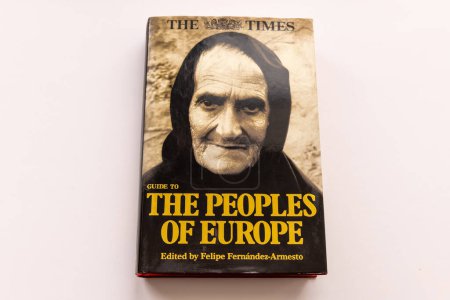 Foto de Londres. Reino Unido - 09.27.2023. La portada de un libro de The Times de The Peoples of Europe. - Imagen libre de derechos