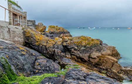 Téléchargez les photos : St Ives.Cornwall. Royaume-Uni 10.01.2023. Une vue sur la mer de la côte avec des bateaux sur la mer et la tempête entrante. - en image libre de droit