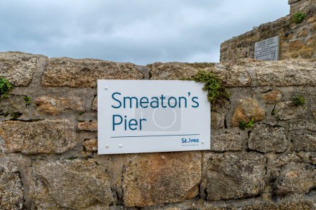 Téléchargez les photos : St Ives.Cornwall. Royaume-Uni 10.01.2023. Le panneau pour la jetée de Smeaton près du port. - en image libre de droit