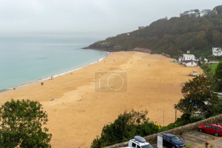 Téléchargez les photos : St Ives.Cornwall. Royaume-Uni 10.01.2023. Vue générale de la plage de Porthminster par temps nuageux et pluvieux. - en image libre de droit