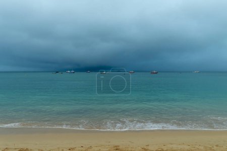 Téléchargez les photos : Vue depuis une plage de St. Ives d'une tempête entrante. - en image libre de droit