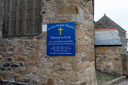 Téléchargez les photos : St Ives.Cornwall. Royaume-Uni 10.01.2023. L'église paroissiale St. Ives avec son panneau de nom attaché à son mur de pierre. - en image libre de droit