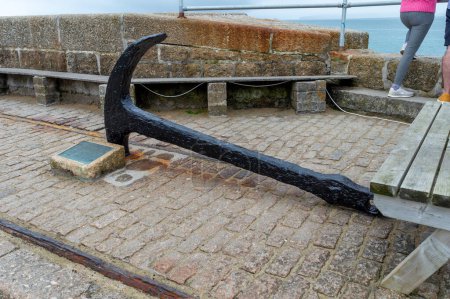 Téléchargez les photos : St Ives.Cornwall. Royaume-Uni 10.01.2023. L'ancre Cintra sur le quai Smeatons récupéré des épaves du navire. - en image libre de droit