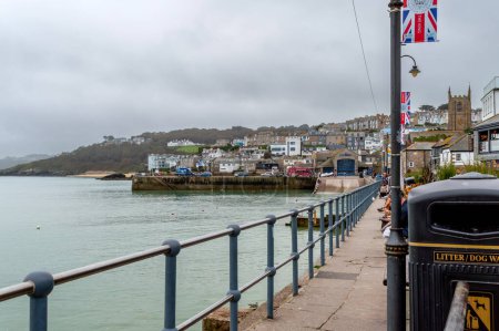 Téléchargez les photos : St Ives.Cornwall. Royaume-Uni 10.01.2023. Une vue sur la ville depuis le quai. La route côtière qui longe le front de mer. - en image libre de droit
