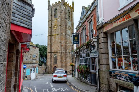 Téléchargez les photos : St Ives.Cornwall. Royaume-Uni 10.01.2023. Une vue sur la rue de l'église paroissiale St. Ia's près du pub Golden Lion. - en image libre de droit