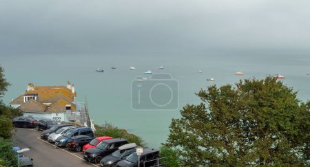 Téléchargez les photos : St. Ives. Cornouailles. Royaume-Uni 10.01.2023. Une vue sur la mer de la côte avec des bateaux sur la mer et la tempête entrante. - en image libre de droit