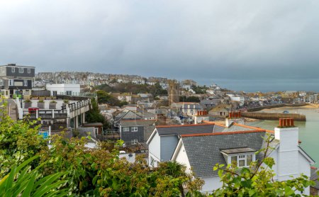 Téléchargez les photos : St Ives.Cornwall. Royaume-Uni 10.01.2023. Une vue générale des bâtiments de la ville de St. Ives par temps de pluie nuageux. - en image libre de droit