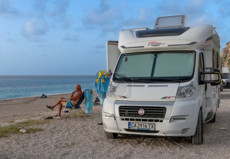 Téléchargez les photos : Île de Lefkada. Greece- 10.23.2023.Touristes camper avec les camping-cars et les mobil-homes sur Kathisma Beach. - en image libre de droit