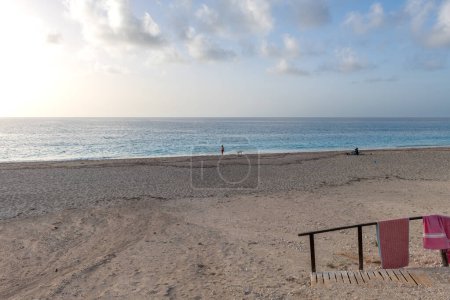 Foto de Isla Lefkada. Grecia: 10.23.2023. Turistas disfrutando del hermoso clima en la playa de Kathisma. - Imagen libre de derechos
