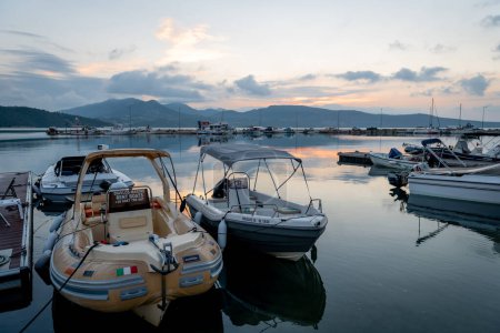 Foto de Isla Lefkada. Grecia: 10.16.2023. Hermoso amanecer cielo nubes reflejos en el agua tranquila del puerto de Ligia. - Imagen libre de derechos