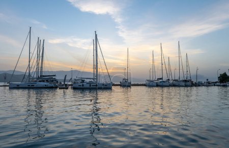 Foto de Salida del sol nubes de cielo y reflejos. El puerto de Nikiana. Lefkada. Países Bajos. - Imagen libre de derechos