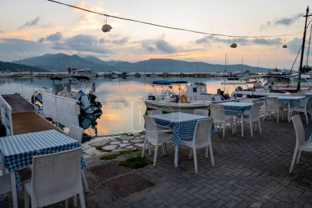 Foto de Isla Lefkada. Grecia: 10.16.2023. Restaurante de mariscos en Ligia pueblo de pescadores con una hermosa vista. - Imagen libre de derechos