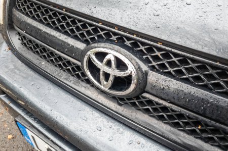 Téléchargez les photos : Londres, Royaume-Uni - 12.05.2023. Gros plan de l'emblème, insigne sur le devant d'une voiture fabriquée par le constructeur automobile japonais Toyota. - en image libre de droit