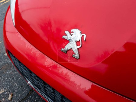 Téléchargez les photos : Londres, Royaume-Uni - 12.05.2023. Gros plan de l'insigne, emblème sur une voiture rouge de la société automobile Peugeot. - en image libre de droit