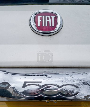 Téléchargez les photos : Londres, Royaume-Uni - 12.07.2023. L'insigne du nom, emblème à l'arrière d'une voiture Fiat 500. - en image libre de droit