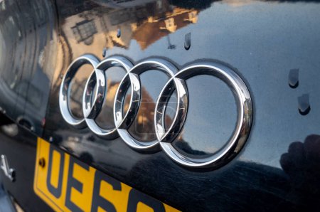 Foto de Londres, Reino Unido 12.20.2023. La insignia, emblema en la parte posterior del coche de pasajeros por el fabricante de automóviles alemán de lujo Audi. - Imagen libre de derechos