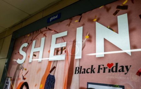 Téléchargez les photos : Londres, Royaume-Uni - 12.15.2023. Une publicité de panneau d'affichage de vendredi noir par le détaillant chinois de mode rapide en ligne Shein. - en image libre de droit