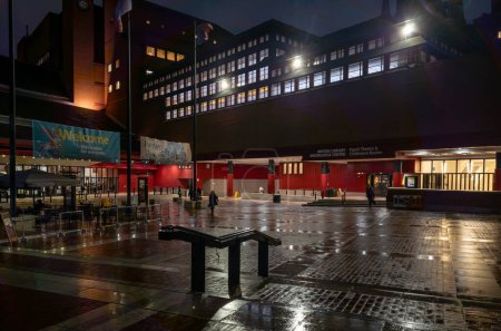 Foto de Londres. Reino Unido - 01.23.2024. Vista nocturna exterior de la fachada y entrada de la Biblioteca Británica en Euston. - Imagen libre de derechos