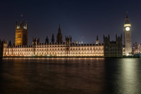 Téléchargez les photos : Vue de nuit sur le Palais de Westminster ou la Chambre du Parlement et Big Ben depuis la rive sud de la Tamise. - en image libre de droit