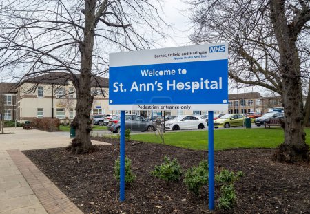 Téléchargez les photos : Londres. Royaume-Uni 01.31.2024. Panneau indiquant le nom de l'hôpital St. Ann près de l'entrée piétonne de ce trust hospitalier du NHS. - en image libre de droit