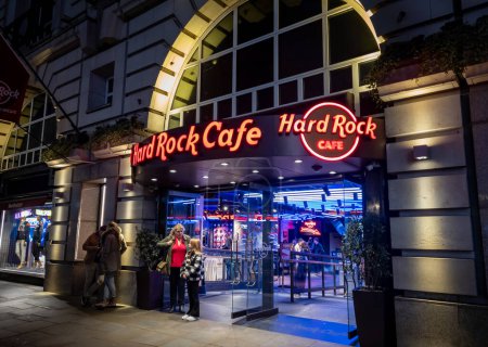Foto de Londres. UK- 02.04.2024. Una vista exterior nocturna del letrero del nombre, fachada y entrada del Hard Rock Café en el West End. - Imagen libre de derechos