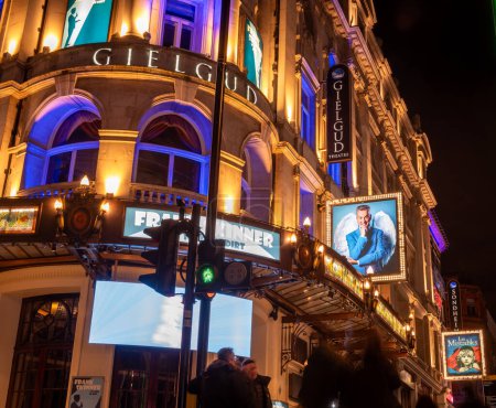 Foto de Londres. UK- 02.04.2024. El letrero del nombre y la fachada del Teatro Gielgud en Shaftesbury Avenue por la noche. - Imagen libre de derechos