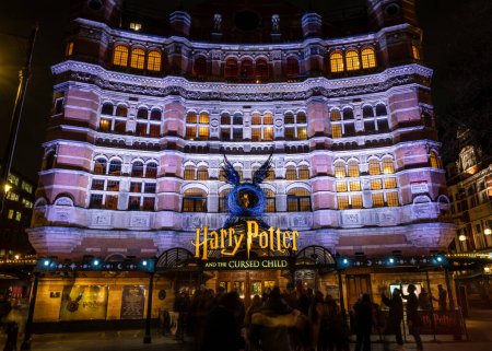 Foto de Londres. UK- 02.04.2024. Una vista nocturna de la fachada del Teatro Palace que alberga el espectáculo Harry Potter y el Niño Maldito. - Imagen libre de derechos