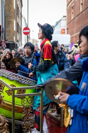 Téléchargez les photos : Londres. Royaume-Uni 02.11.2024. Une batteuse lors du défilé du Nouvel An chinois à China Town. - en image libre de droit