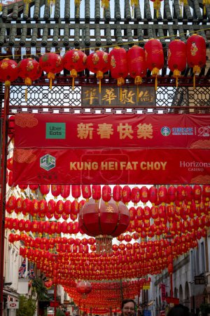 Téléchargez les photos : Londres. Royaume-Uni 02.11.2024. Bannières de bonne année sur la porte d'entrée de China Town pendant la célébration. - en image libre de droit