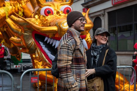 Téléchargez les photos : Londres. Royaume-Uni 02.11.2024. Visiteurs et touristes à la célébration du Nouvel An chinois posant devant un or gonflable pour les photos. - en image libre de droit
