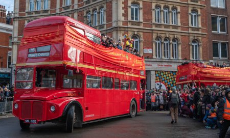 Téléchargez les photos : Londres. Royaume-Uni 02.11.2024. Les bus emblématiques de Londres Route Master dans le défilé de célébration du Nouvel An chinois à China Town avec une foule énorme bordant la rue. - en image libre de droit
