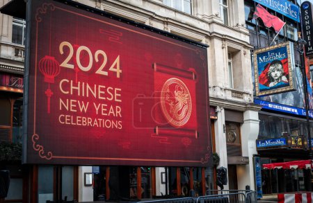 Téléchargez les photos : Londres. Royaume-Uni 02.11.2024. Un panneau d'affichage pour la célébration du Nouvel An chinois sur Shaftesbury Avenue avec le théâtre West End en arrière-plan. - en image libre de droit