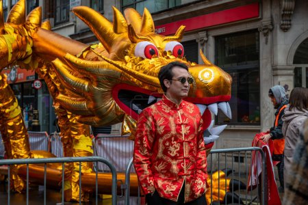 Téléchargez les photos : Londres. Royaume-Uni 02.11.2024. Visiteurs et touristes à la célébration du Nouvel An chinois posant devant un or gonflable pour les photos. - en image libre de droit