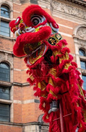 Téléchargez les photos : Londres. Royaume-Uni 02.11.2024. Gros plan d'un enfant exécutant une danse du lion sur un poteau spécial dans le défilé de célébration du Nouvel An chinois. - en image libre de droit