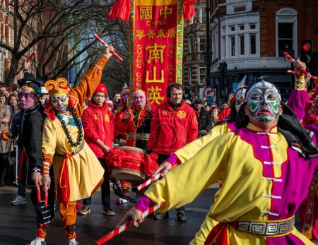 Téléchargez les photos : Londres. Royaume-Uni 02.11.2024. Une piste de danse jouant une danse folklorique chinoise lors du défilé de célébration du Nouvel An chinois à China Town. - en image libre de droit