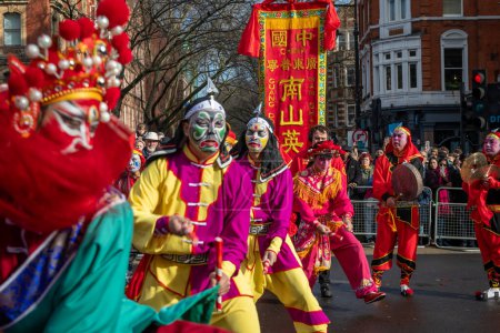 Téléchargez les photos : Londres. Royaume-Uni 02.11.2024. Une piste de danse jouant une danse folklorique chinoise lors du défilé de célébration du Nouvel An chinois à China Town. - en image libre de droit