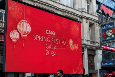 Téléchargez les photos : Londres. Royaume-Uni 02.11.2024. Une publicité de panneau d'affichage pour un gala de festival de printemps pendant la célébration du Nouvel An chinois dans la ville de Chine. - en image libre de droit