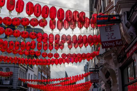 Téléchargez les photos : Londres. Royaume-Uni 02.11.2024. Décorations de lanternes aériennes pour la célébration du Nouvel An chinois à China Town. - en image libre de droit