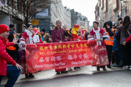 Téléchargez les photos : Londres. Royaume-Uni 02.11.2024. Membres d'une école de langue chinoise participant au défilé de célébration du Nouvel An chinois à China Town. - en image libre de droit