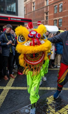 Téléchargez les photos : Londres. Royaume-Uni 02.11.2024. Une tête de lion effrontée utilisée par un groupe d'enfants pour danser le lion lors du défilé de célébration du Nouvel An chinois à China Town. - en image libre de droit