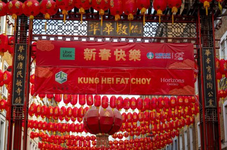 Téléchargez les photos : Londres. Royaume-Uni 02.11.2024. Bannières de bonne année sur la porte d'entrée de China Town pendant la célébration. - en image libre de droit