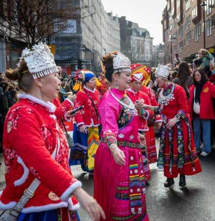 Téléchargez les photos : Londres. Royaume-Uni 02.11.2024. Un groupe de femmes âgées participant au défilé de célébration du Nouvel An chinois vêtues de costumes ethniques traditionnels. - en image libre de droit