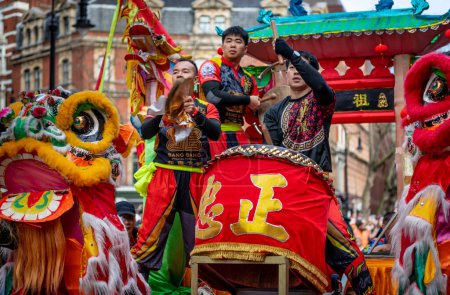 Téléchargez les photos : Londres. Royaume-Uni 02.11.2024. Musique, tambour et danse du lion lors du défilé de célébration du Nouvel An chinois à China Town. - en image libre de droit