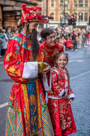 Téléchargez les photos : Londres. Royaume-Uni 02.11.2024. Jeunes et vieux qui participent au défilé du Nouvel An chinois habillés en costumes traditionnels chinois. - en image libre de droit