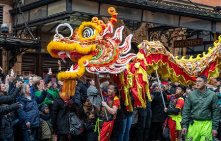 Téléchargez les photos : Londres. Royaume-Uni 02.11.2024. Gros plan d'un groupe exécutant une danse de dragon dans le défilé de célébration du Nouvel An chinois avec une grande foule reconnaissante. - en image libre de droit