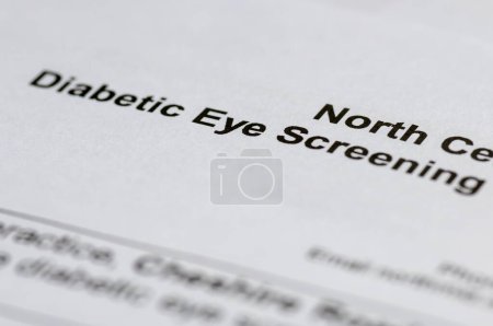 Eine Nahaufnahme eines Briefes an einen Patienten zum diabetischen Augenscreening.