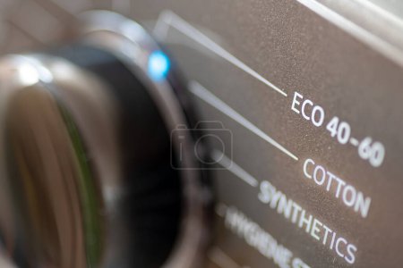 Téléchargez les photos : Un concept d'économie d'énergie et d'environnement avec une machine à laver sur éco-lavage. - en image libre de droit