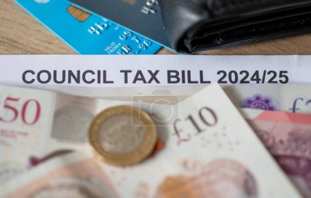 Makroaufnahme eines UK Council Tax Bill mit Banknoten, Pfund-Münze, Bankkarten und Geldbörse.